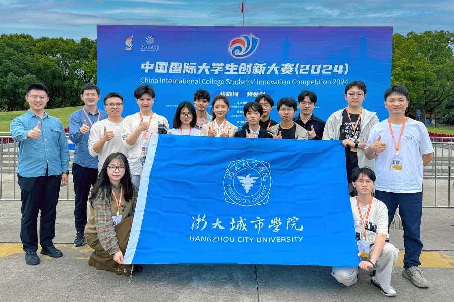 我校參賽項目“沙務(wù)凈——軟質(zhì)地面智能環(huán)衛(wèi)清潔領(lǐng)跑者”在中...